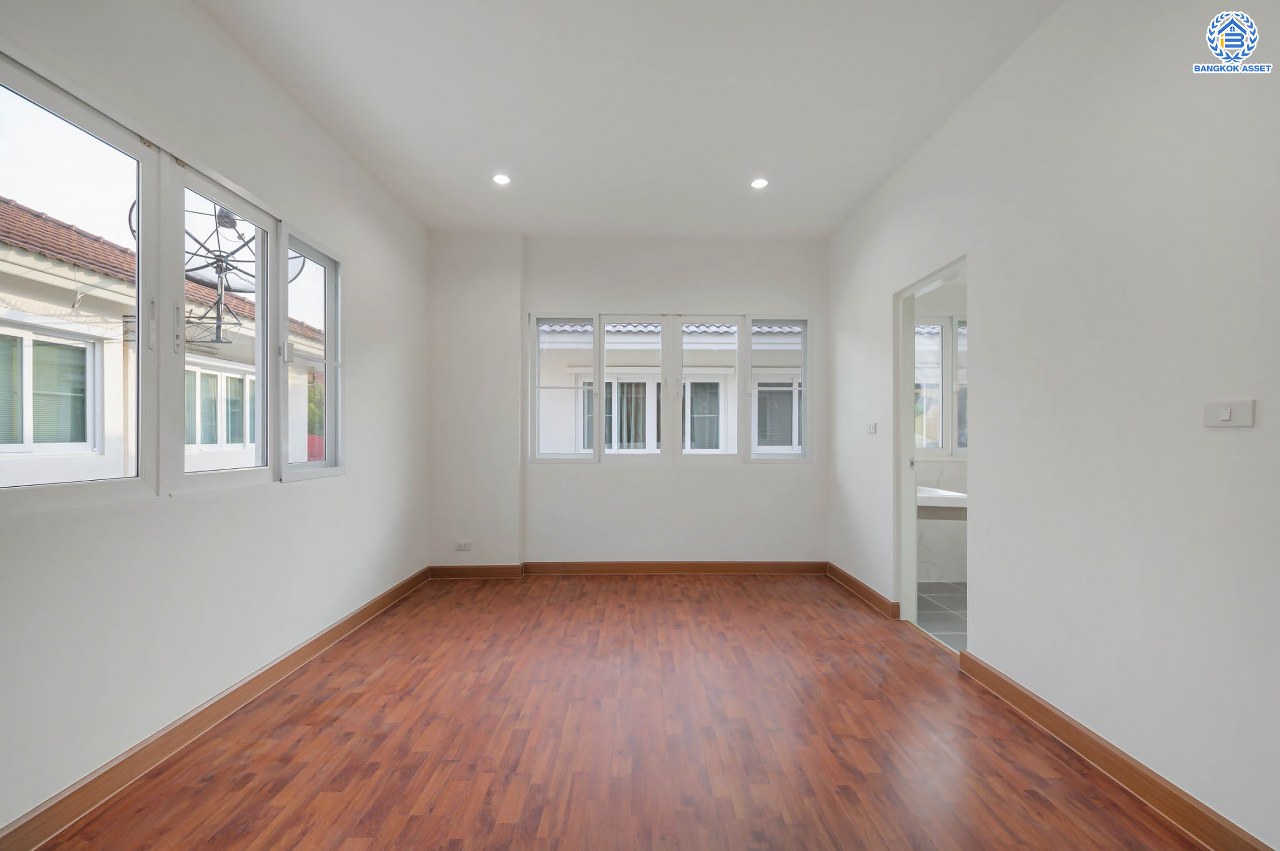 บ้านมือสองตกแต่งใหม่ โครงการ คาซ่าแกรนด์ รัตนาธิเบศร์-ราชพฤกษ์ บ้านเดี่ยวจากแบรนด์ Q.House เนื้อที่ 68 ตร.ว. ฟังก์ชัน 3 ห้องนอน 4 ห้องน้ำ 1 ห้องแม่บ้าน จอดรถได้ถึง 2 คัน พร้อม Facilities ครบครัน บนทำเลเดินทางสะดวก ติดถนนราชพฤกษ์ ใกล้เซ็นทรัลเวสต์เกต และรถไฟฟ้าสายสีม่วง "สถานีบางรักใหญ่"